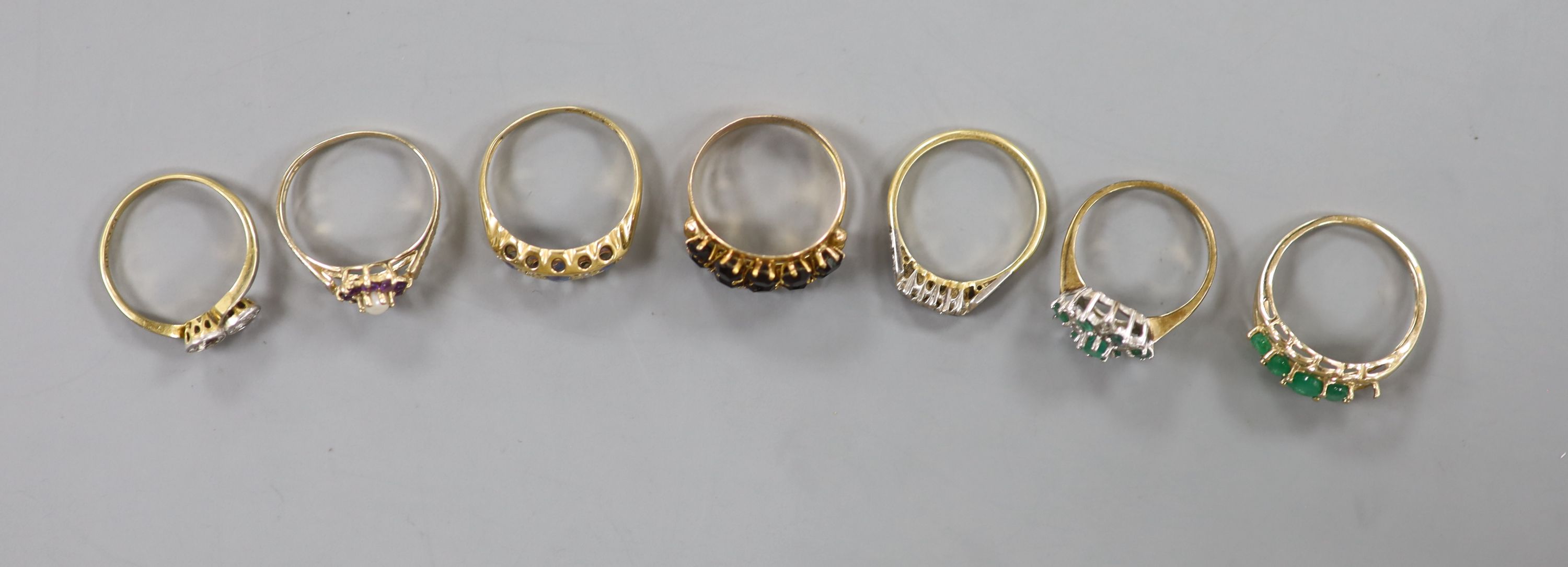 Two 18ct and gem set rings including diamond crossover(stone missing) and sapphire and diamond (stone missing), three similar 9ct rings, two yellow metal rings and a 9ct mounted agate pendant